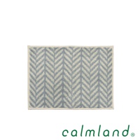 TRIABEAT 北歐風人字紋玄關地墊，採用淺灰色與米白色相間的人字紋圖案，材質為絨毛，邊緣帶有米白色滾邊。