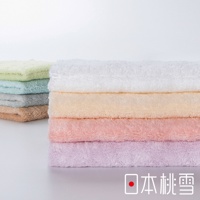 堆疊的今治超長棉浴巾，顏色從左至右依序為淺綠、淺藍、淺灰、淺棕，以及右側堆疊的白、米黃、粉紅、淺紫。