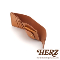 棕色皮革製成的二折式短夾，內有卡槽和零錢袋，以原子釦開合。