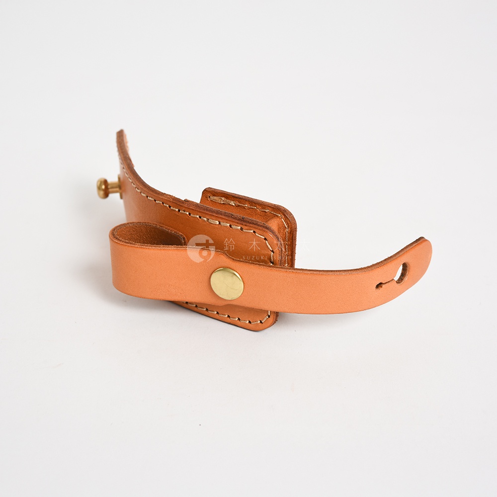 職人手作皮革原子釦型腰間小物收納包，淺棕色皮革，具有原子釦開合設計，可固定於腰帶。