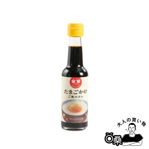 金笛雞蛋拌飯專用醬油，玻璃瓶裝，深棕色醬油，黃色瓶蓋。瓶身標籤有紅色圓形標誌，印有日文「たまごかけごはんのタレ」字樣，下方繪有雞蛋拌飯圖案。