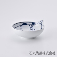 白色陶瓷湯碗，碗沿飾有藍色線條勾勒的貓咪臉部圖案，碗形狀設計成貓咪耳朵的輪廓。