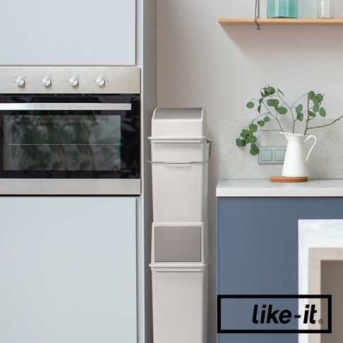 白色搖蓋式矮版垃圾桶堆疊，頂部帶有銀灰色蓋子，側面有金屬提把。