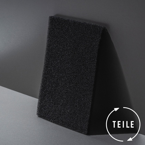 黑色廚房速乾瀝水墊，材質為泡棉，表面有細小顆粒，呈現立體方塊狀，置於深灰色背景上。
