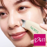 一位女性的臉部特寫，她正用一個米白色、帶有綠色「NOPO.」字樣的電動潔膚儀清潔臉部。潔膚儀的尖端是銀色金屬材質，呈現彎月形。右下角有粉紅色方形標誌，上面有白色「OGIT」字樣。