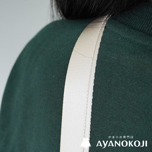 AYANOKOJI 品牌字樣的斜背包肩帶特寫