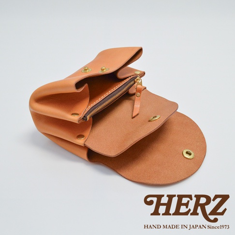 職人手作皮革三層收納零錢包，卡其色皮革，設有拉鍊開合及按扣，內部空間清晰可見，側邊有品牌標誌。