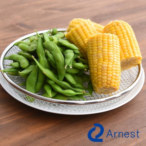 逸品物創16cm餐盤濾網，裝有新鮮的綠色毛豆莢和切段的黃色玉米，呈現於木質背景上。