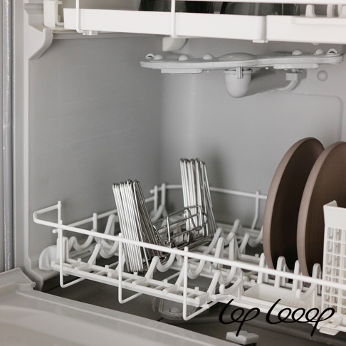 白色的伸縮式可攜不鏽鋼瀝水架，內部裝有兩疊不鏽鋼餐具，以及兩個咖啡色盤子。