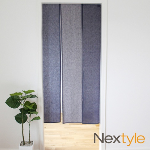 岡山暖意三開門簾，由深藍、灰藍、淺灰三種色調的布料組成，材質為亞麻混紡，具有自然的紋理。門簾垂掛於門框中，展現簡約的風格。