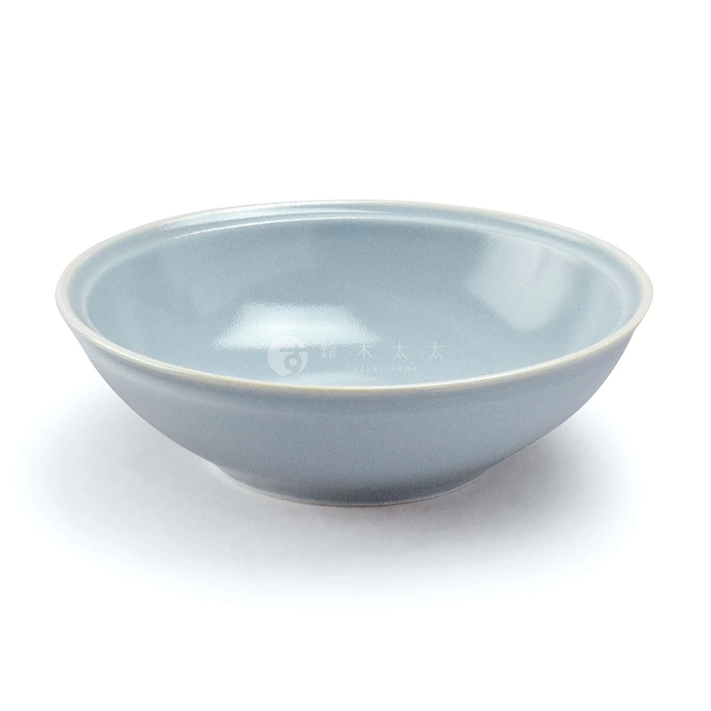 Ciel 美濃燒淺碗，採用柔和的淺藍色釉彩，碗身線條簡約流暢，呈現素雅質感。
