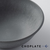 CHOPLATE BOWL沙拉碗，採用深灰色霧面材質，呈現細緻顆粒紋理，碗口邊緣圓潤，內部空間寬敞，適合盛裝沙拉或各式料理。