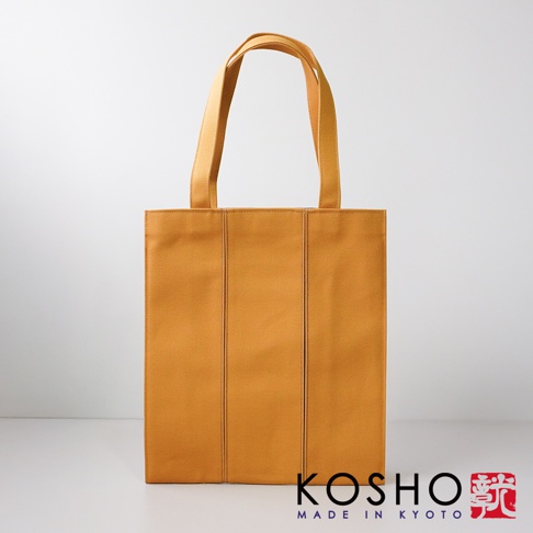 京都職人手作ougi棉帆布扇形托特包，展示為暖黃色，由棉帆布製成，正面有三條垂直縫線，配有兩條肩帶。