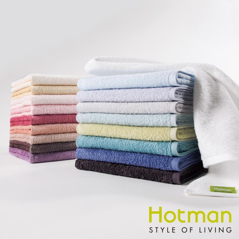 一疊疊整齊堆疊的「一秒吸水乾髮巾」，左邊一疊展示了從淺到深的粉色、橘色、棕色、灰色和紫色等暖色調，右邊一疊則呈現從淺藍到深藍、淺綠、淡紫和白色等冷色調，材質看起來蓬鬆柔軟。