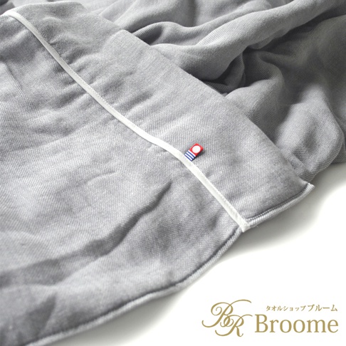 今治五層紗四季被，淺灰色，材質為紗織，帶有白色滾邊，角落處有藍、紅、白三色標誌。