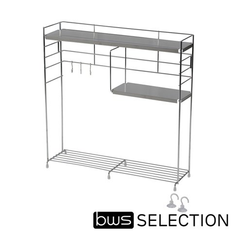 不鏽鋼三層收納架，附有三個S型掛勾，收納架主體為銀色金屬材質，呈現簡潔的線條設計，適合廚房或各式調理空間使用。