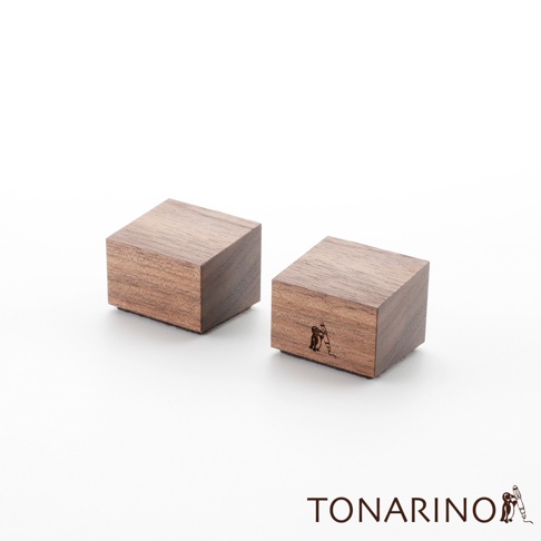 一對天然實木筆電散熱塊，木質色澤，立方體造型，其中一個側面有可愛的企鵝圖案雷射雕刻。