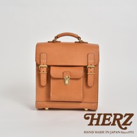 棕色皮革迷你後背包，學院風設計，配有金色金屬扣環和磁扣，手工縫線，頂部提把，四個金屬腳釘。