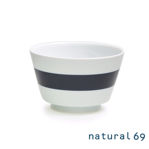 海軍風條紋丼碗，白色碗身搭配寬幅深藍色橫條紋，底部有淺色底座，陶瓷材質。