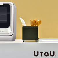 黑色不鏽鋼窄型碗碟瀝水架，附有白色瀝水盤，架內置有木製餐具，背景為黃色。