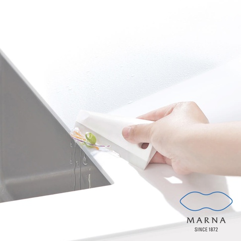 白色廚房清潔刮板，由柔軟的矽膠材質製成，用於刮除水漬和污垢，產品一端有圓孔方便懸掛。