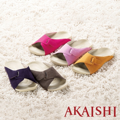 四雙指壓彈性室內拖鞋，分別為桃紅、淡紫、芥末黃和深棕色，皆為開放式鞋頭，鞋面有魔鬼氈設計，白色鞋底，擺放在白色毛絨地毯上。