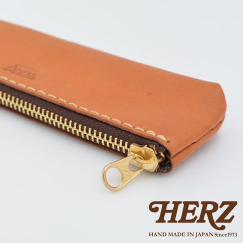 職人手作皮革經典收納筆袋，採用棕色皮革，配有金色YKK拉鍊和米白色車線，簡潔實用。