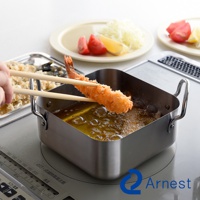 逸品物創不鏽鋼方型炸物鍋組，鍋身為銀色不鏽鋼材質，鍋內裝有熱油，正使用木製夾子夾起一隻裹粉油炸的炸蝦。