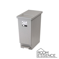 淺灰色 45L 附蓋簡約垃圾桶，帶有腳踏板和頂部傾斜開口，表面有細微顆粒紋理，底部有腳踏板。