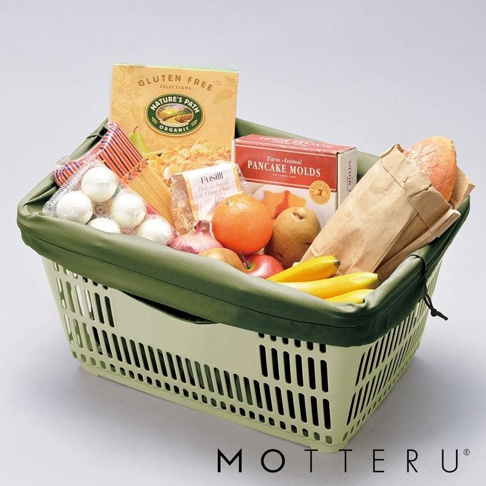 淺綠色塑膠購物籃內裝滿食材，包括麵包、香蕉、橘子、蘋果、馬鈴薯、洋蔥、義大利麵和兩盒食品包裝，內襯為軍綠色織布。