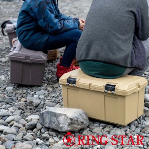 卡其色Starke-R進化超級箱，箱體為堅固的塑膠材質，箱蓋兩側有黑色扣環，箱身側面有垂直線條設計。