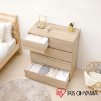 淺木色木製四層收納櫃，櫃面有金屬飾品與筆筒，部分抽屜打開展示內部衣物收納。