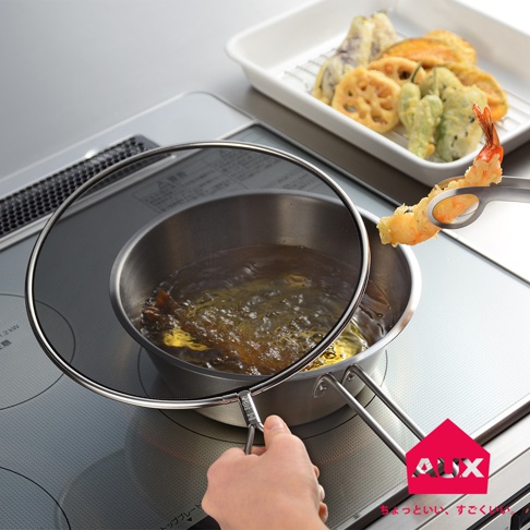 leye 24公分低反光黑色透視防噴濾網，置於裝有油炸食物的鍋子上，可見濾網為細密網狀結構，邊緣有金屬框架，並配有可折疊的銀色手柄。