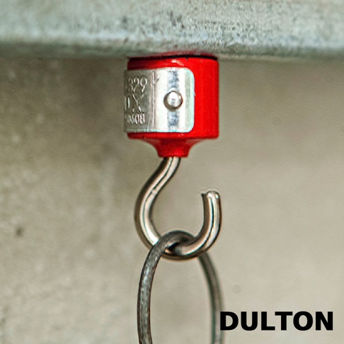 DULTON 工業風強力磁吸多用途掛勾，紅色磁吸座配金屬掛鉤，掛鉤下方有另一金屬環。