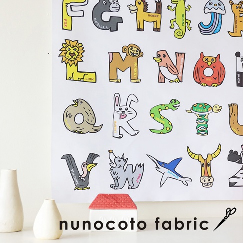 無框帆布藝術海報，以動物造型設計英文字母，包含獅子、猴子、貓頭鷹、兔子、蛇、烏龜、禿鷹、狼、劍魚、牛等，色彩鮮豔，風格童趣。