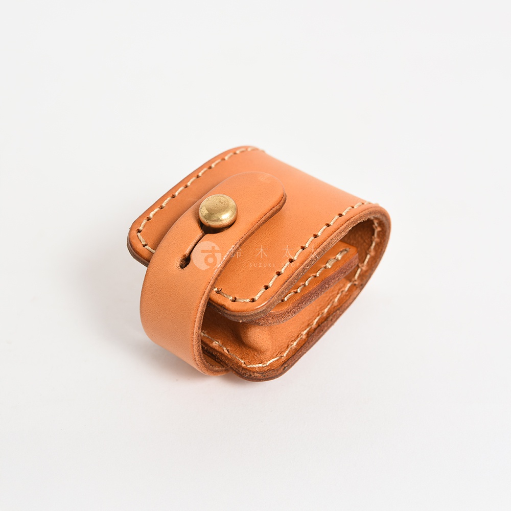 職人手作皮革原子釦型腰間小物收納包，淺棕色皮革，以白色縫線手工縫製，設有黃銅色原子釦，可扣合固定。
