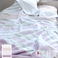 一條淺紫色、粉色與灰色條紋的今治毛巾被，鋪在床上，一角有白色枕頭。
