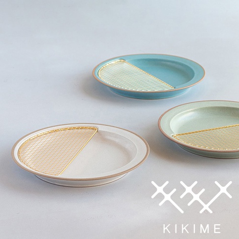 三個美濃燒瀝油餐盤，分別為淺藍色、淡綠色與米白色，皆附有半月形金色濾網，盤邊飾有簡約線條。