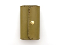 橄欖綠皮革鑰匙包，手工縫製，配有金色按扣。