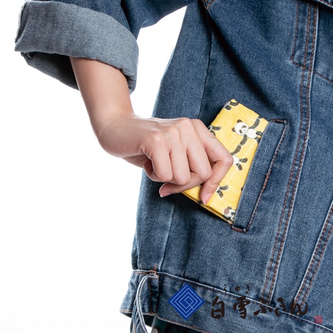 友禪染畫布風方巾，黃色底布印有可愛熊貓圖案，材質應為布料。