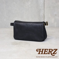 職人手作黑色皮革Organ斜背包，附有金色金屬扣環和可調式揹帶。