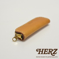 職人手作皮革印章收納袋 KZ-121，淺棕色牛革材質，設有黃銅色 YKK 拉鍊，車縫線清晰，設計簡約。