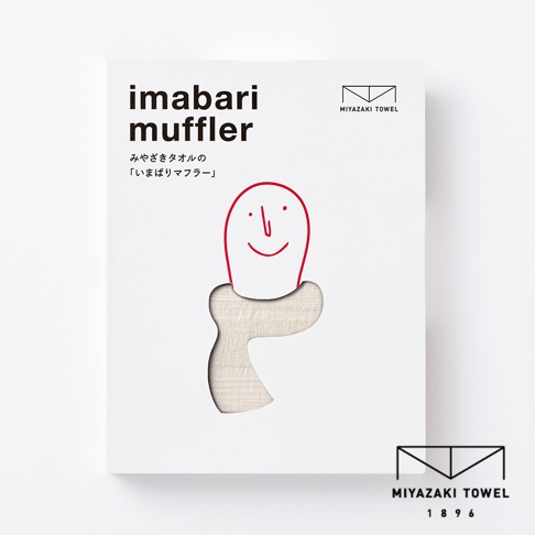 今治匹馬棉經典圍巾，淺米色，織有細緻紋理，透過挖空的紙盒展示，紙盒上有簡約的紅色線條勾勒的臉部圖案及品牌標誌。