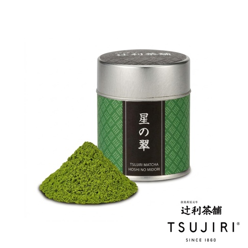 辻利茶舖星之翠抹茶粉產品照，左側有一堆鮮綠色的抹茶粉，右側為一個帶有深綠色條紋與黑色標籤的圓柱形金屬茶罐，標籤上印有星之翠及辻利抹茶等日文字樣，右下角標註品牌名稱與創立年份。