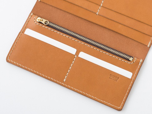職人手作皮革簡約輕薄扁長夾 (WL-6)，展示內部細節，淺棕色皮革，縫線清晰，設有拉鍊暗袋及多個卡槽，其中有兩張白色卡片插入。