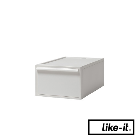 淺灰色可堆疊抽屜式收納箱，塑膠材質，正面有白色長形把手，適合居家收納。