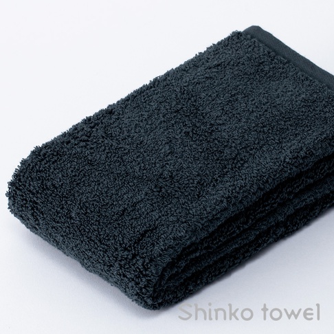 Landwell Hotel 泉州精繡長纖匹馬棉毛巾，深藍色，質地柔軟，毛圈蓬鬆，呈現細緻的織紋。