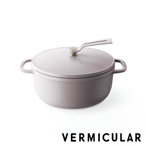 VERMICULAR 琺瑯鑄鐵鍋，淺灰色，配有淺色木質鍋蓋把手，鍋身上有品牌壓紋。