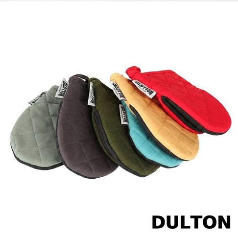六個 DULTON GLUTTON 系列耐高溫防滑隔熱手套並排疊放，呈現淺綠、深灰、軍綠、湖水藍、鵝黃與紅色等多種顏色，手套表面皆為菱格紋縫線設計，側邊附有印著品牌名稱的織標。
