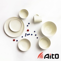 Ciel 美濃燒簡約素雅釉彩主菜盤，包含兩個不同尺寸的盤子、兩個碗和一個馬克杯，皆為淺米色調，盤上散落藍莓與覆盆子，展現日式質感生活風格。